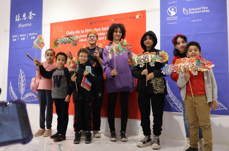 孩子們拿著元宵彩燈合影。拉巴特中國文化中心供圖