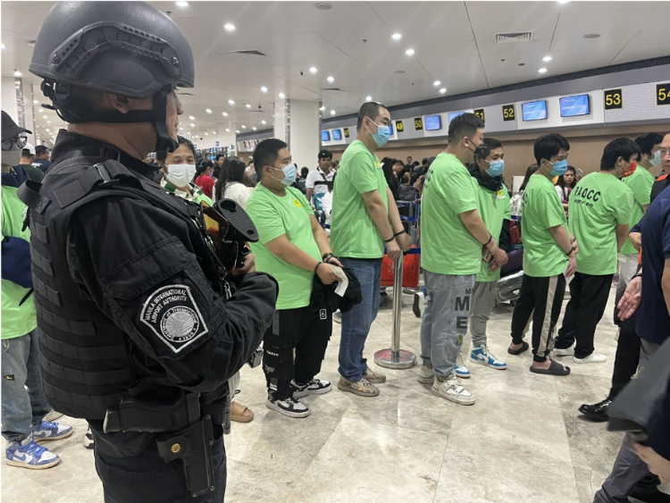 中國(guó)和菲律賓兩國(guó)執(zhí)法部門合作遣返在菲從事離岸博彩的中國(guó)公民。駐菲律賓使館供圖