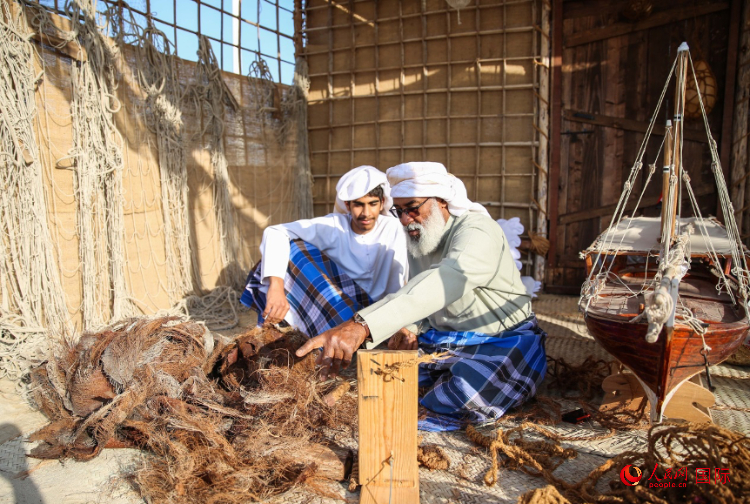 手工藝者展示如何用棕櫚葉制作繩子。人民網(wǎng) 塔里克·易卜拉欣攝