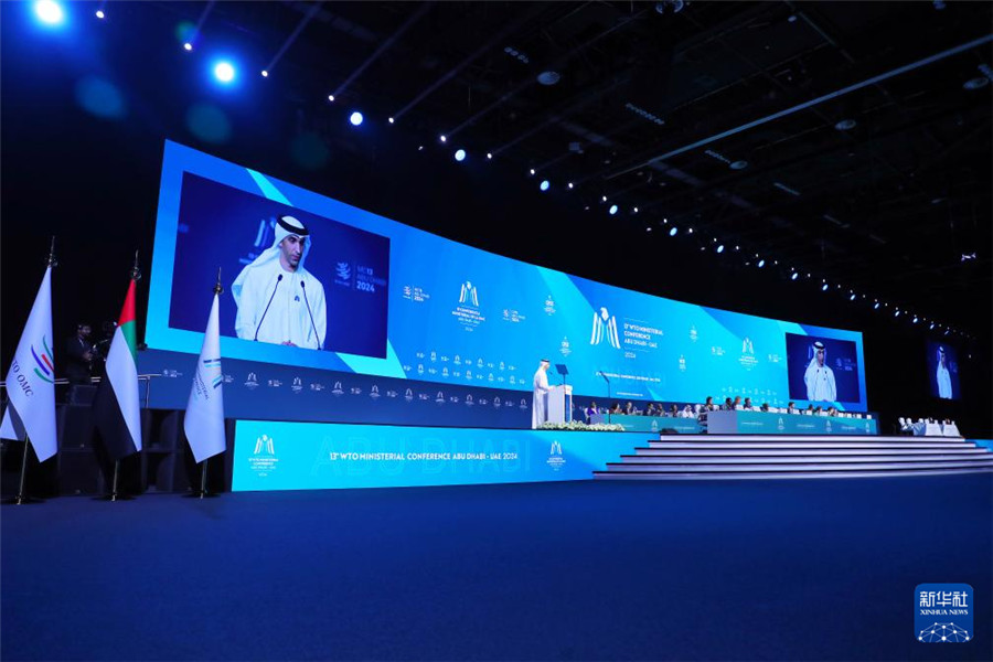 2月26日，在阿聯(lián)酋首都阿布扎比，阿聯(lián)酋外貿(mào)國(guó)務(wù)部長(zhǎng)、世貿(mào)組織第13屆部長(zhǎng)級(jí)會(huì)議主席薩尼·澤尤迪在世界貿(mào)易組織第13屆部長(zhǎng)級(jí)會(huì)議開(kāi)幕式上致辭。新華社發(fā)（世界貿(mào)易組織供圖）