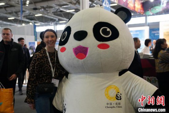 3月5日，2024年柏林國(guó)際旅游交易會(huì)(ITB)在柏林會(huì)展中心拉開(kāi)帷幕。以“你好！中國(guó)”為主題的中國(guó)展區(qū)當(dāng)日亮相展會(huì)。圖為觀眾與大熊貓人偶合影。中新社記者 馬秀秀 攝