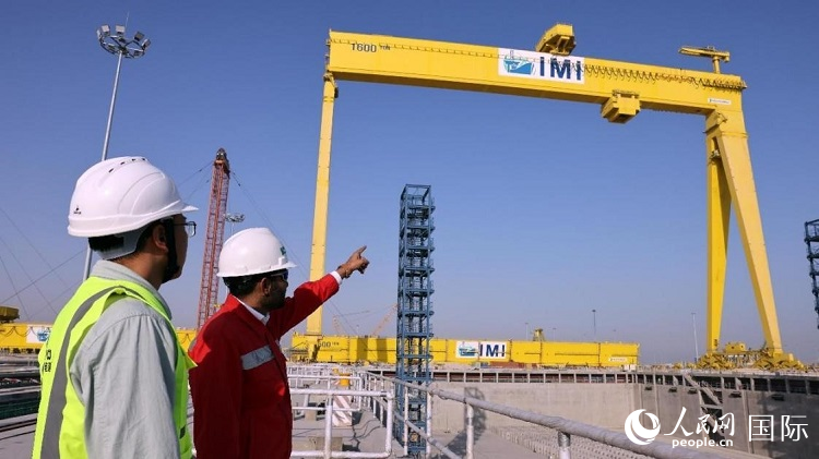 工作人員查看龍門吊情況。人民網(wǎng)記者管克江攝