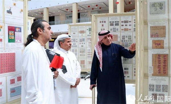 觀眾在欣賞集郵展作品。人民網(wǎng)記者 任皓宇攝