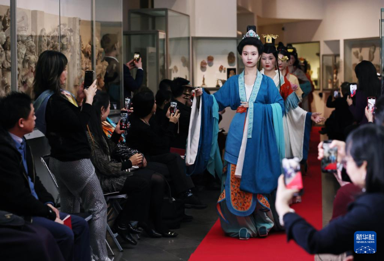 3月13日，在位于法國(guó)巴黎的吉美國(guó)立亞洲藝術(shù)博物館，模特展示敦煌復(fù)原服飾。新華社記者 高靜 攝