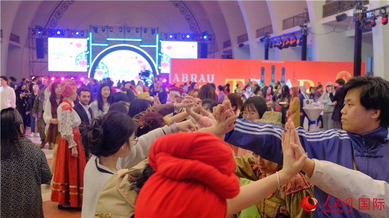 中俄觀眾在現(xiàn)場(chǎng)參與俄羅斯民俗互動(dòng)游戲。人民網(wǎng) 褚夢(mèng)琦攝