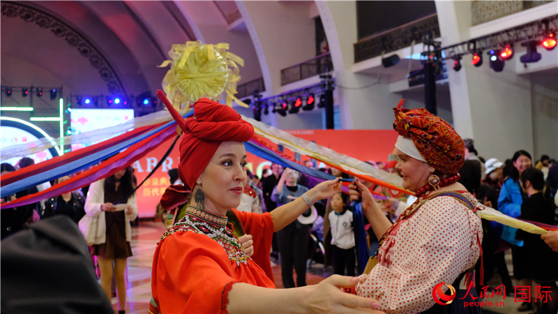 中俄觀眾在現(xiàn)場(chǎng)參與俄羅斯民俗互動(dòng)游戲。人民網(wǎng) 褚夢(mèng)琦攝