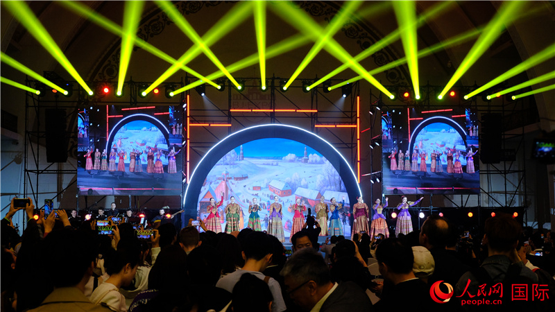 中俄觀眾欣賞俄羅斯傳統(tǒng)歌舞表演。人民網(wǎng) 褚夢(mèng)琦攝