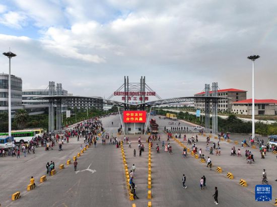 這是2023年11月3日在埃塞俄比亞杜凱姆市拍攝的東方工業(yè)園大門（無人機照片）。 新華社發(fā)（東方工業(yè)園供圖）