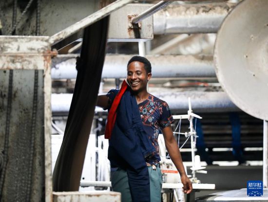 2024年2月16日，在埃塞俄比亞杜凱姆市的東方工業(yè)園，工人在東方紡織印染有限公司的車間內(nèi)工作。 新華社記者 李亞輝 攝