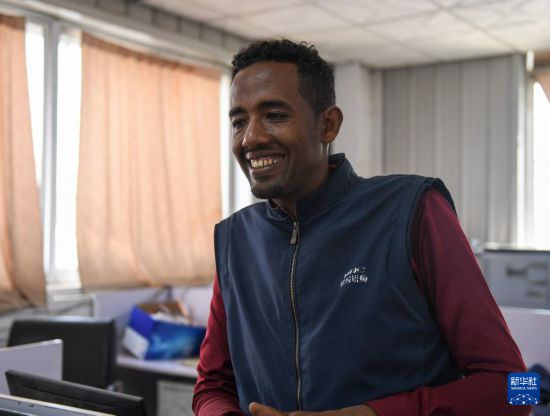 2024年2月16日，在埃塞俄比亞杜凱姆市的東方工業(yè)園，東方紡織印染有限公司經(jīng)理格圖·克貝貝接受新華社記者采訪。 新華社記者 李亞輝 攝