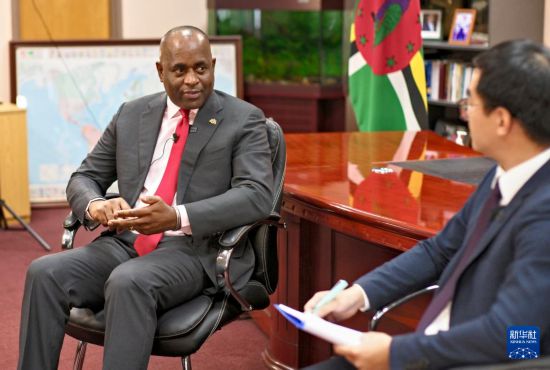 3月4日，多米尼克總理斯凱里特在首都羅索接受新華社記者專訪。新華社記者 趙凱 攝