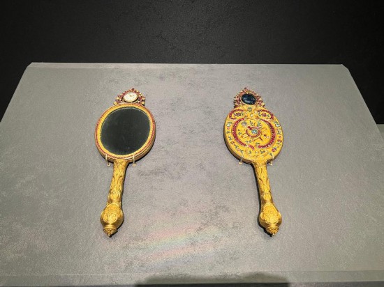 銅鍍金鑲表橢圓把鏡。新華社記者徐壯 攝