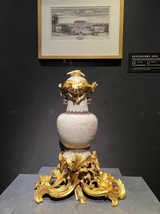 青釉香水瓶，瓷瓶頂部、口沿、底座均裝飾洛可可風(fēng)格銅鍍金飾件。新華社記者徐壯 攝