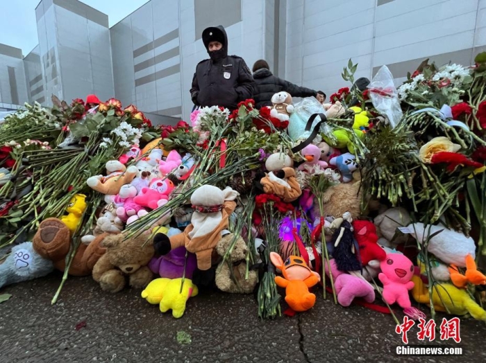 當(dāng)?shù)貢r間3月24日，俄羅斯全國哀悼日，悼念22日發(fā)生在莫斯科州克拉斯諾戈爾斯克市“克羅庫斯城”音樂廳恐怖襲擊事件中的遇難者。此次恐襲已導(dǎo)致137人遇難，150多人受傷。圖為民眾在恐襲事件現(xiàn)場附近敬獻的鮮花和毛絨玩具。<a target='_blank' href='/'><p  align=