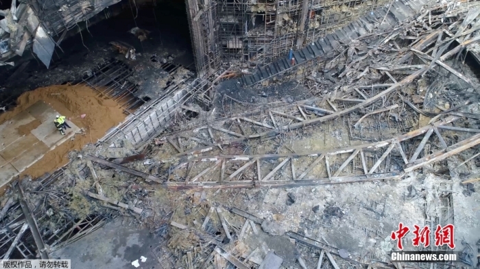 當(dāng)?shù)貢r(shí)間2024年3月26日下午，據(jù)俄羅斯緊急情況部公布的消息，莫斯科州“克羅庫斯城”音樂廳恐怖襲擊事件的搜救工作已經(jīng)全部結(jié)束。據(jù)介紹，工作人員已完成現(xiàn)場滅火救援以及廢墟清理的工作。圖為發(fā)生恐怖襲擊事件后音樂廳內(nèi)部滿目瘡痍。（視頻截圖）