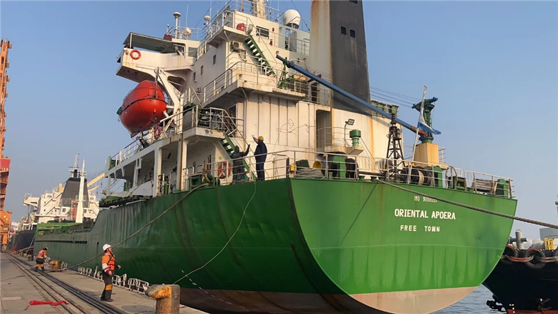 中蘇海運(yùn)直航貨輪靠泊蘇里南碼頭。中國(guó)駐蘇里南大使館供圖