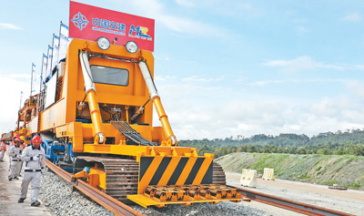 中企承建的馬東鐵項(xiàng)目創(chuàng)造就業(yè)機(jī)會(huì)超過(guò)1.8萬(wàn)個(gè)，合作的當(dāng)?shù)仄髽I(yè)超過(guò)1900家——為促進(jìn)馬來(lái)西亞?wèn)|西海岸互聯(lián)互通貢獻(xiàn)力量（共建“一帶一路”第一現(xiàn)場(chǎng)）