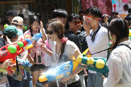 4月13日，人們在泰國曼谷街頭參加潑水節(jié)慶?；顒?dòng)。新華社發(fā)（拉亨攝）