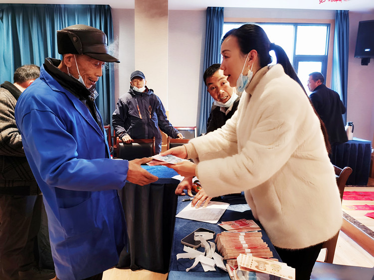 村民領(lǐng)取分紅金。朝天區(qū)融媒體中心供圖