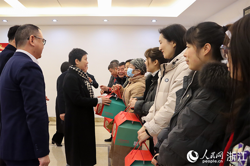 杭州市上城區(qū)“我為年夜飯?zhí)淼啦恕睈坌亩Y盒正式啟送。人民網(wǎng) 秦文攝