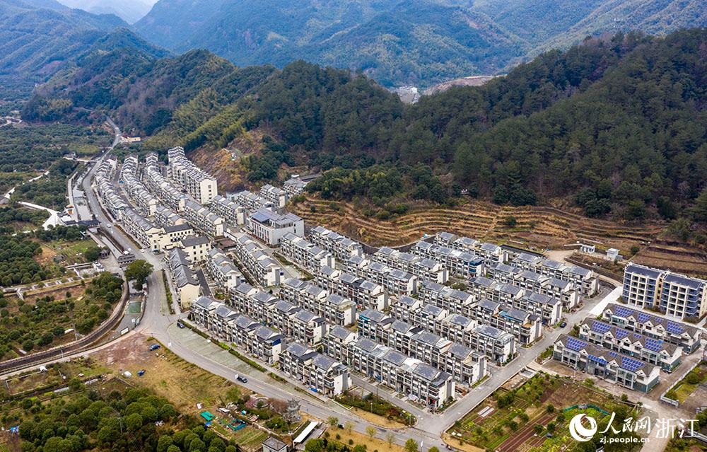 近日，航拍寧波市海曙區(qū)龍觀鄉(xiāng)李岙村屋頂光伏項(xiàng)目。人民網(wǎng) 章勇濤攝