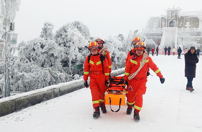 穿梭在南岳山谷間的那一抹“消防橙”。受訪者供圖