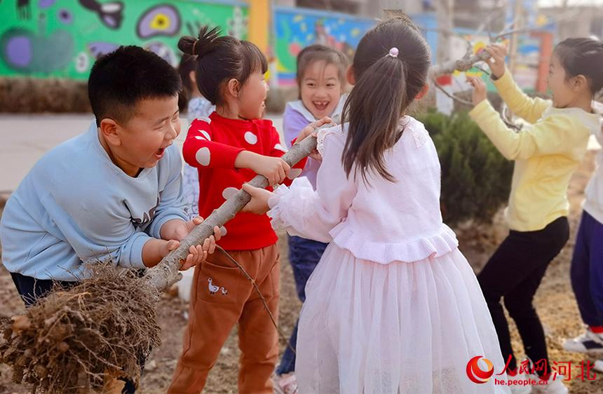 河北省東光縣小朋友們開心的種下小樹苗。 陳英華攝