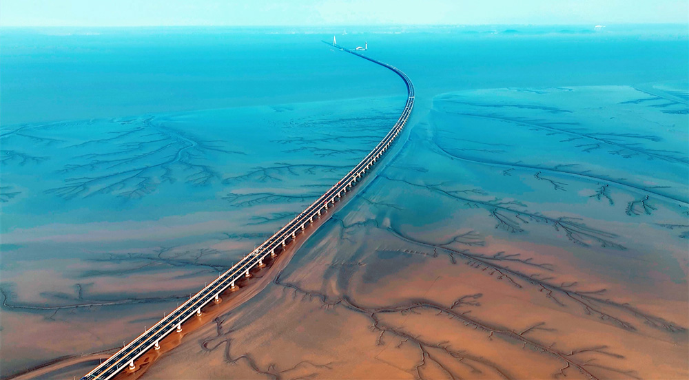 錯(cuò)落有致的溝壑與灘涂地貌有機(jī)融合，勾勒出形態(tài)各異的“灘涂丹青”。虞昌勝攝