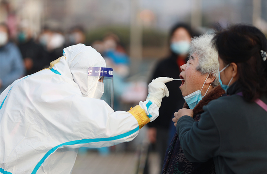 居民在南開區(qū)社區(qū)核酸檢測(cè)點(diǎn)進(jìn)行核酸檢測(cè)。王英浩攝