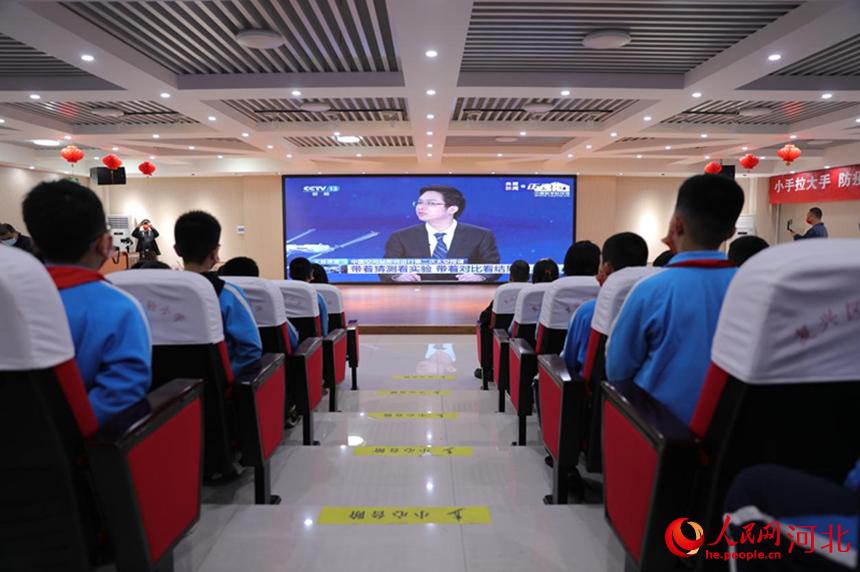 邯鄲市復(fù)興區(qū)實驗小學(xué)學(xué)生集中收聽收看“天宮課堂”第二課。 王伸攝