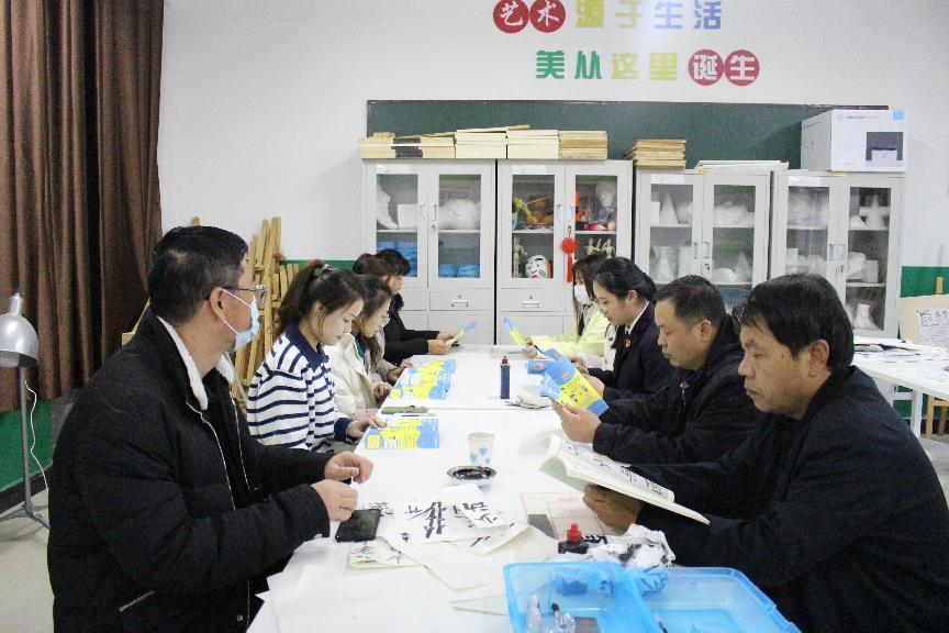 河北省臨西縣人民檢察院未檢檢察官在臨西縣第二小學為家長講解家庭教育促進法。 孫國月攝