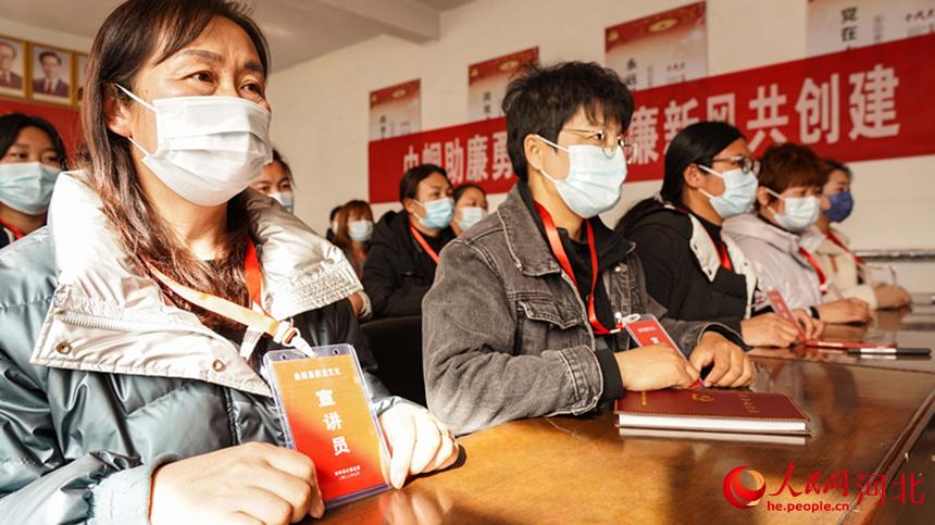 廉潔家風(fēng)宣講員持證上崗。 李揚攝