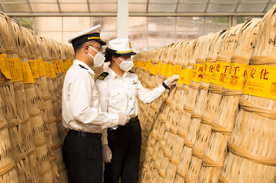 海關(guān)工作人員在查看相關(guān)貨物。受訪單位供圖