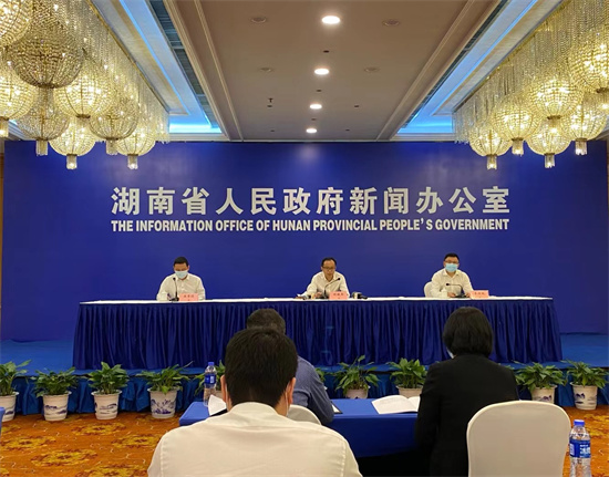 發(fā)布會(huì)現(xiàn)場。 向宇攝