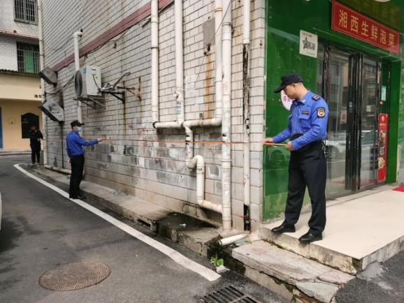 聯(lián)合執(zhí)法小組進行房屋入戶調(diào)查丈量。單位供圖