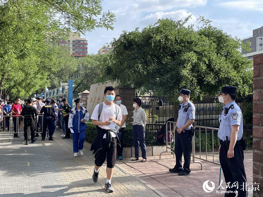 在中關村中學考點，考生們有序走入考點。人民網(wǎng) 董兆瑞攝