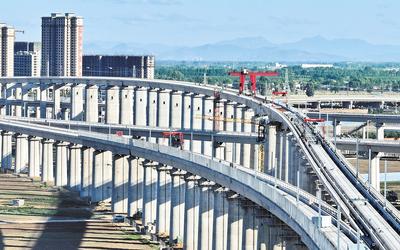 6月7日，工人在唐山市高新技術(shù)開發(fā)區(qū)境內(nèi)的京唐城際鐵路建設(shè)工地施工（無人機(jī)照片）。 新華社記者 楊世堯攝