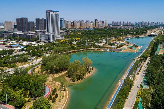 環(huán)城水系中的北湖公園越來越美。羅大慶攝