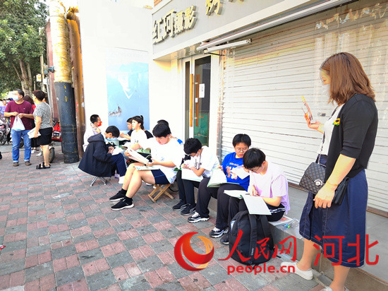 臨進(jìn)考場，考生抓緊時(shí)間再復(fù)習(xí)一下。人民網(wǎng) 祝龍超攝