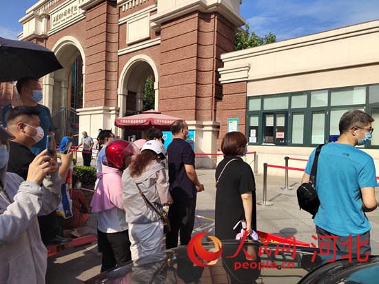 石家莊外國語學(xué)?？键c(diǎn)外送考的家長。人民網(wǎng) 祝龍超攝