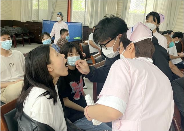 醫(yī)院對(duì)志愿者進(jìn)行線下培訓(xùn)。李艷紅攝