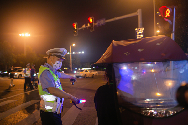 違法加裝電動(dòng)車遮陽傘也將受到處罰?？馒Q 攝