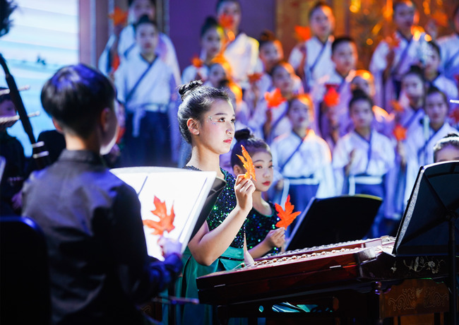 樂(lè)團(tuán)在臺(tái)上演出。單位供圖