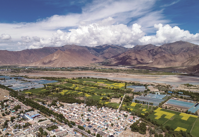 江蘇投入援藏資金支持拉薩開展村莊環(huán)境整治、人畜飲水安全等基礎(chǔ)設(shè)施和公共服務(wù)項目建設(shè)，打造“美麗鄉(xiāng)村·幸福家園”。 本報記者 萬程鵬 攝