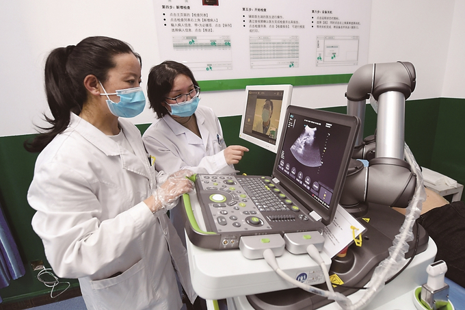 江蘇援藏投資三百萬元在林周縣人民醫(yī)院建設(shè)了拉薩市首臺套遠程超聲診斷系統(tǒng)。 本報記者 萬程鵬 攝