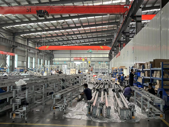 先惠智能裝備生產(chǎn)車間，工人們在忙著組裝設(shè)備。受訪單位供圖