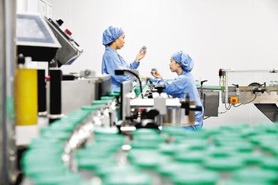 通過加大創(chuàng)新藥物研發(fā)力度，石藥集團(tuán)實(shí)現(xiàn)了傳統(tǒng)工業(yè)企業(yè)向創(chuàng)新型企業(yè)轉(zhuǎn)型。（本報(bào)資料片）