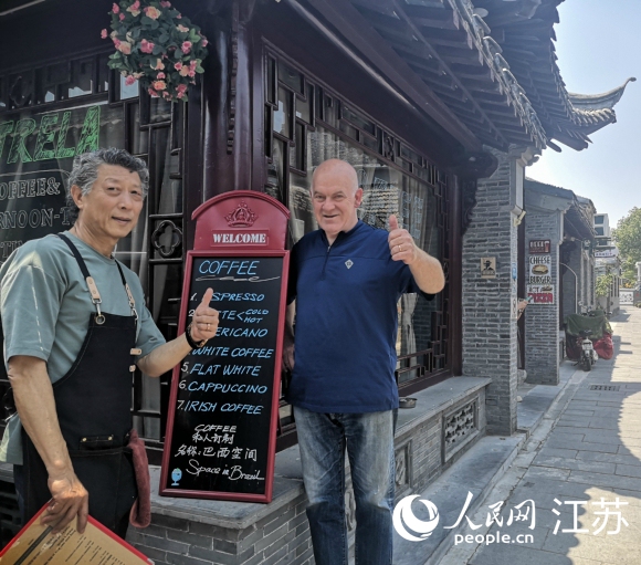 愛逛古巷的巴西人和揚(yáng)州朋友在仁豐里開了一家西餐廳。 人民網(wǎng) 張玉峰攝