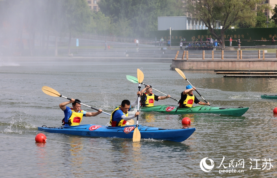 夏日清晨，一艘艘色彩鮮艷的賽艇和槳板在伯瀆河畔穿梭。朱剛?cè)簲z