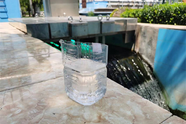 在邯鄲市雞澤縣藍天污水處理廠，污水經(jīng)過處理后清澈透明。鄭佳欣攝